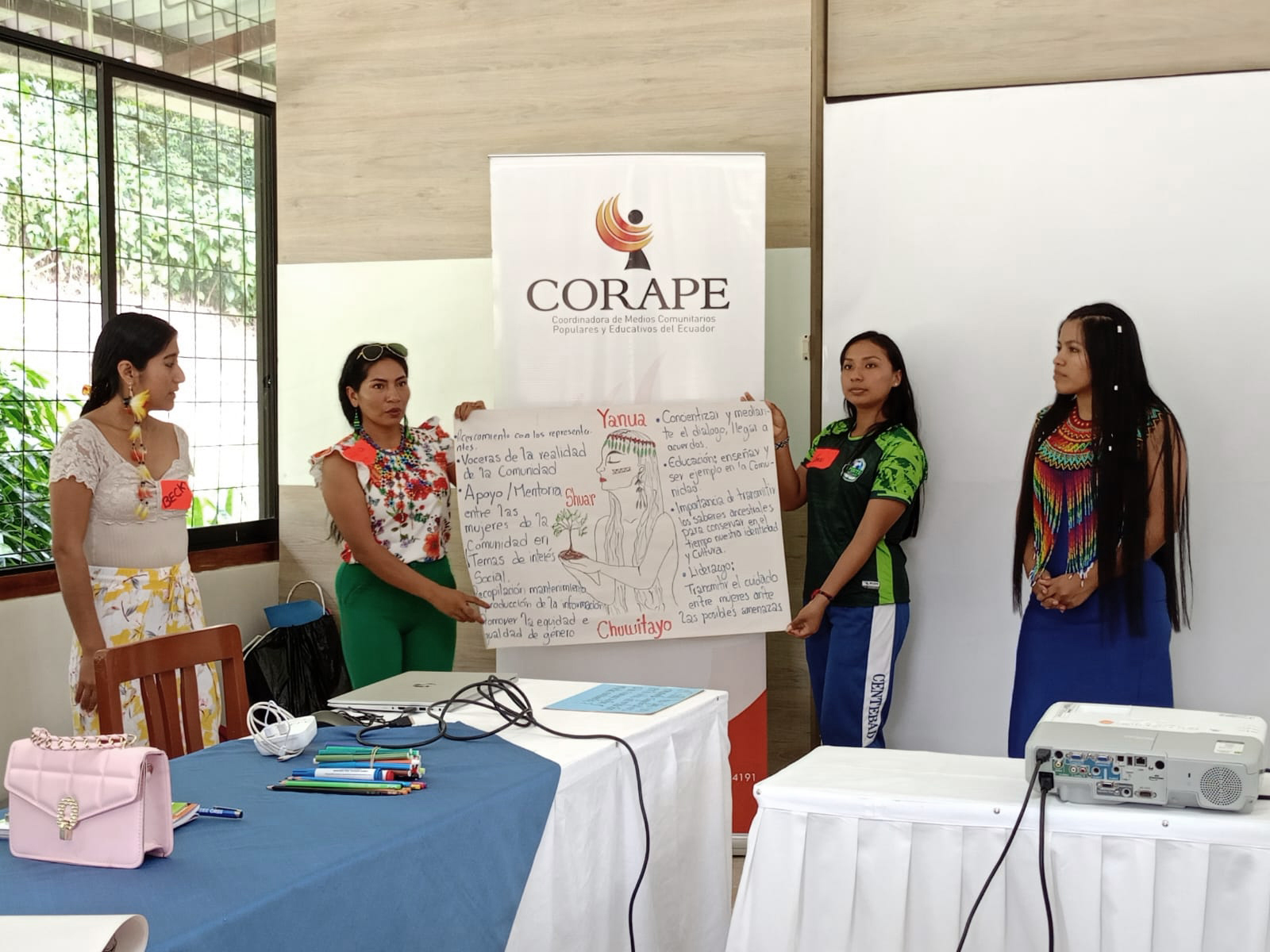 Encuentro presencial en Puyo con la participación de mujeres comunicadoras amazónicas, durante un taller organizado por CORAPE