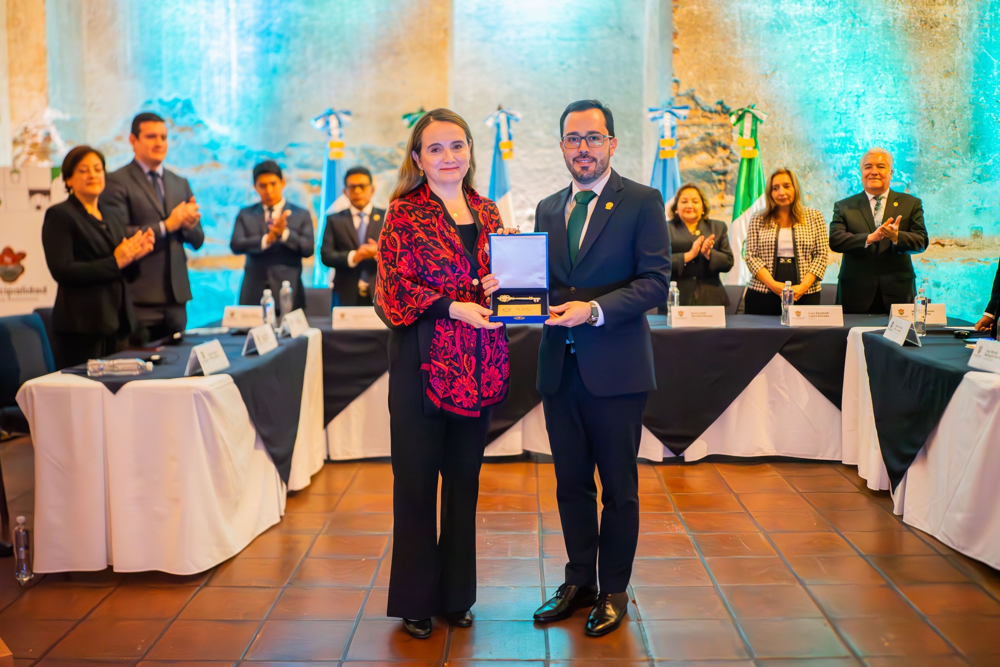 Alcalde de La Antigua, Guatemala, entrega llaves de la ciudad a la Directora General de la UICN