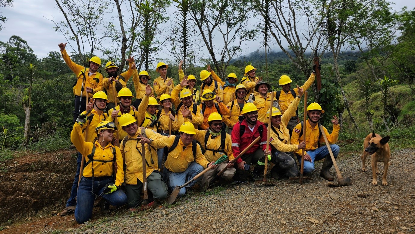 Nuevos bomberos forestales certificados posterior a la finalización de la evaluación práctica.