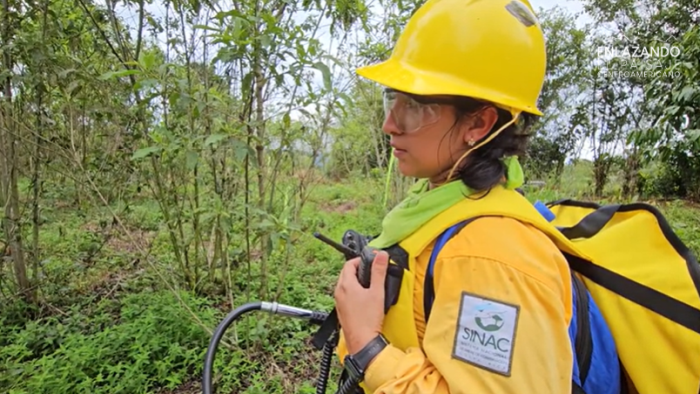 Hazel Saldaña en el curso de Certificación de bombero forestal, llevado a cabo en Costa Rica en 2024. Fotografía: Milena Berrocal / UICN